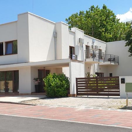 Garden Club Panzio Bed and Breakfast Balatonmáriafürdő Εξωτερικό φωτογραφία