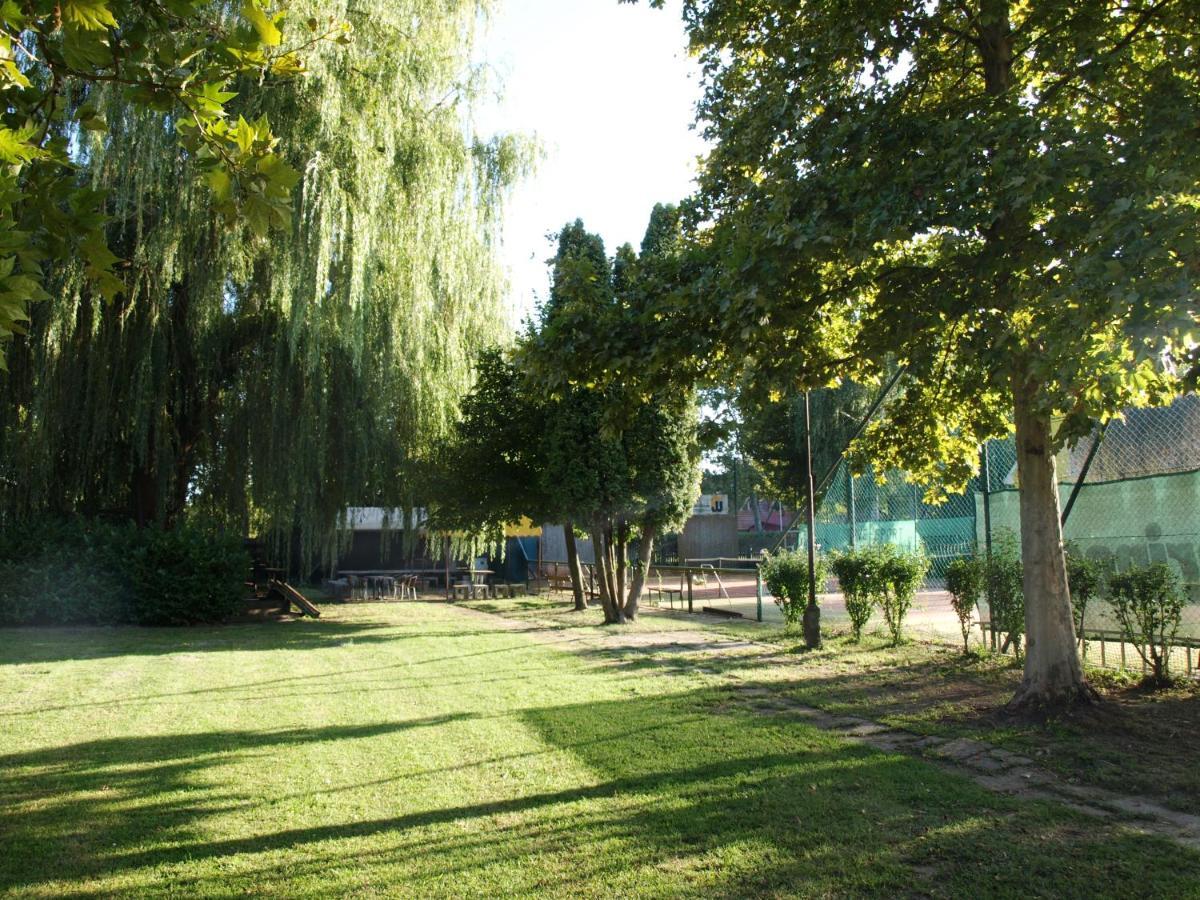 Garden Club Panzio Bed and Breakfast Balatonmáriafürdő Εξωτερικό φωτογραφία