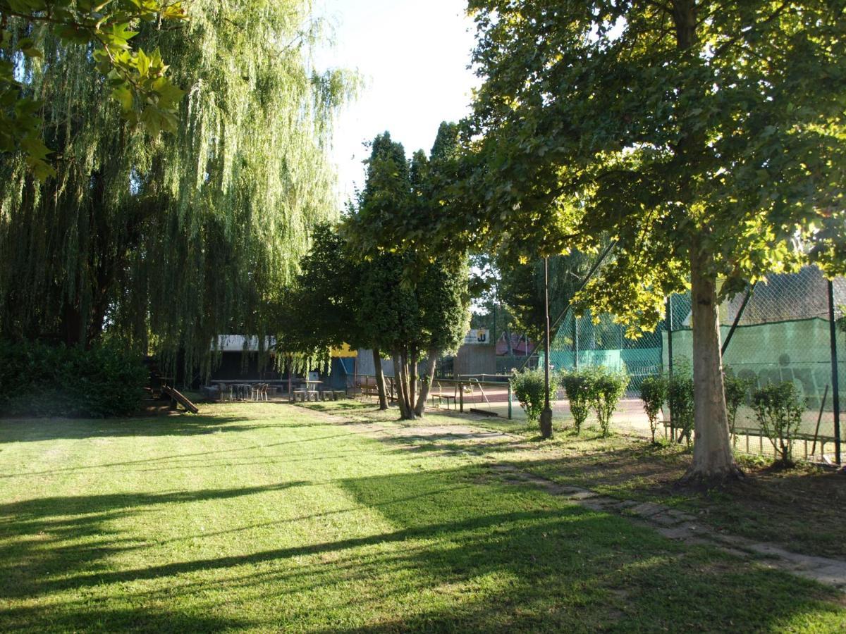 Garden Club Panzio Bed and Breakfast Balatonmáriafürdő Εξωτερικό φωτογραφία