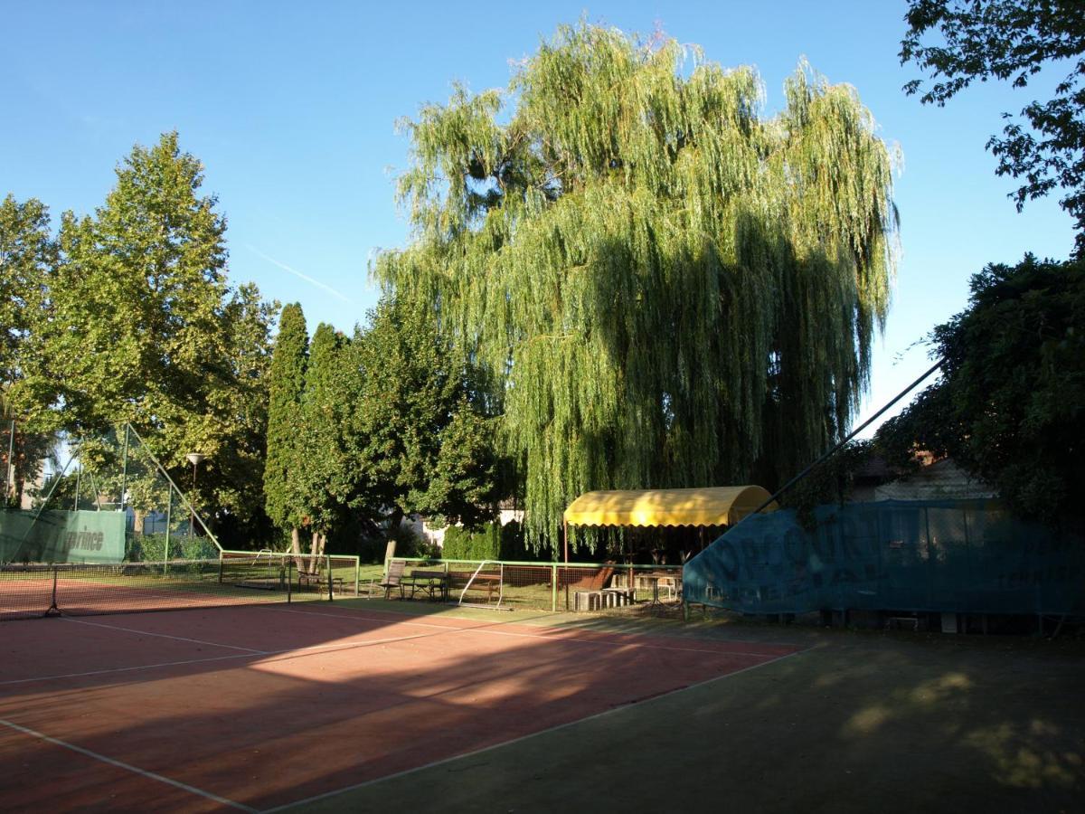 Garden Club Panzio Bed and Breakfast Balatonmáriafürdő Εξωτερικό φωτογραφία