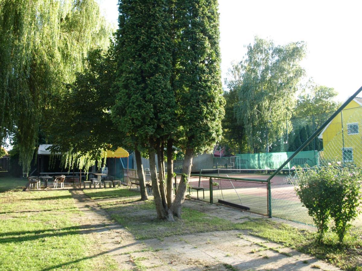 Garden Club Panzio Bed and Breakfast Balatonmáriafürdő Εξωτερικό φωτογραφία