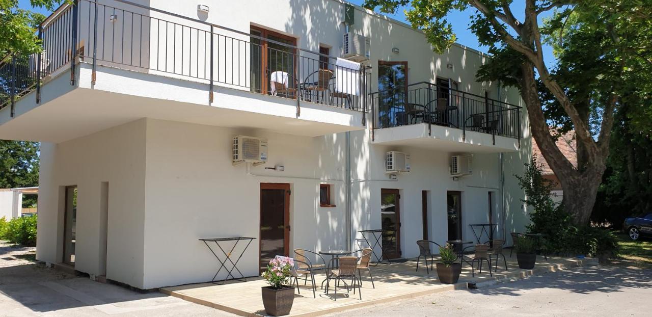 Garden Club Panzio Bed and Breakfast Balatonmáriafürdő Εξωτερικό φωτογραφία