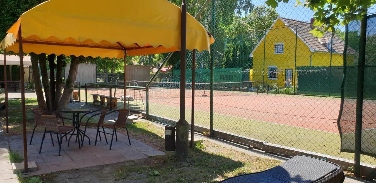 Garden Club Panzio Bed and Breakfast Balatonmáriafürdő Εξωτερικό φωτογραφία