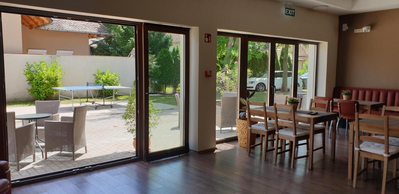 Garden Club Panzio Bed and Breakfast Balatonmáriafürdő Εξωτερικό φωτογραφία